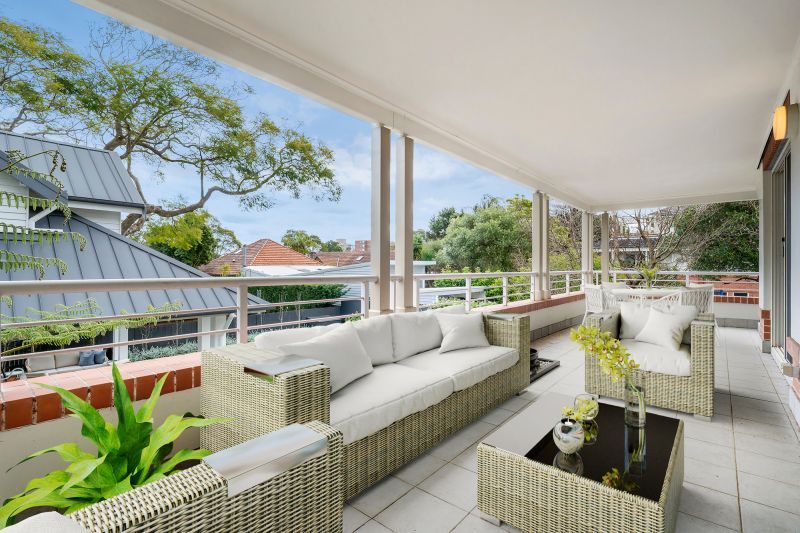 Private, sun-enriched entertainer's delight