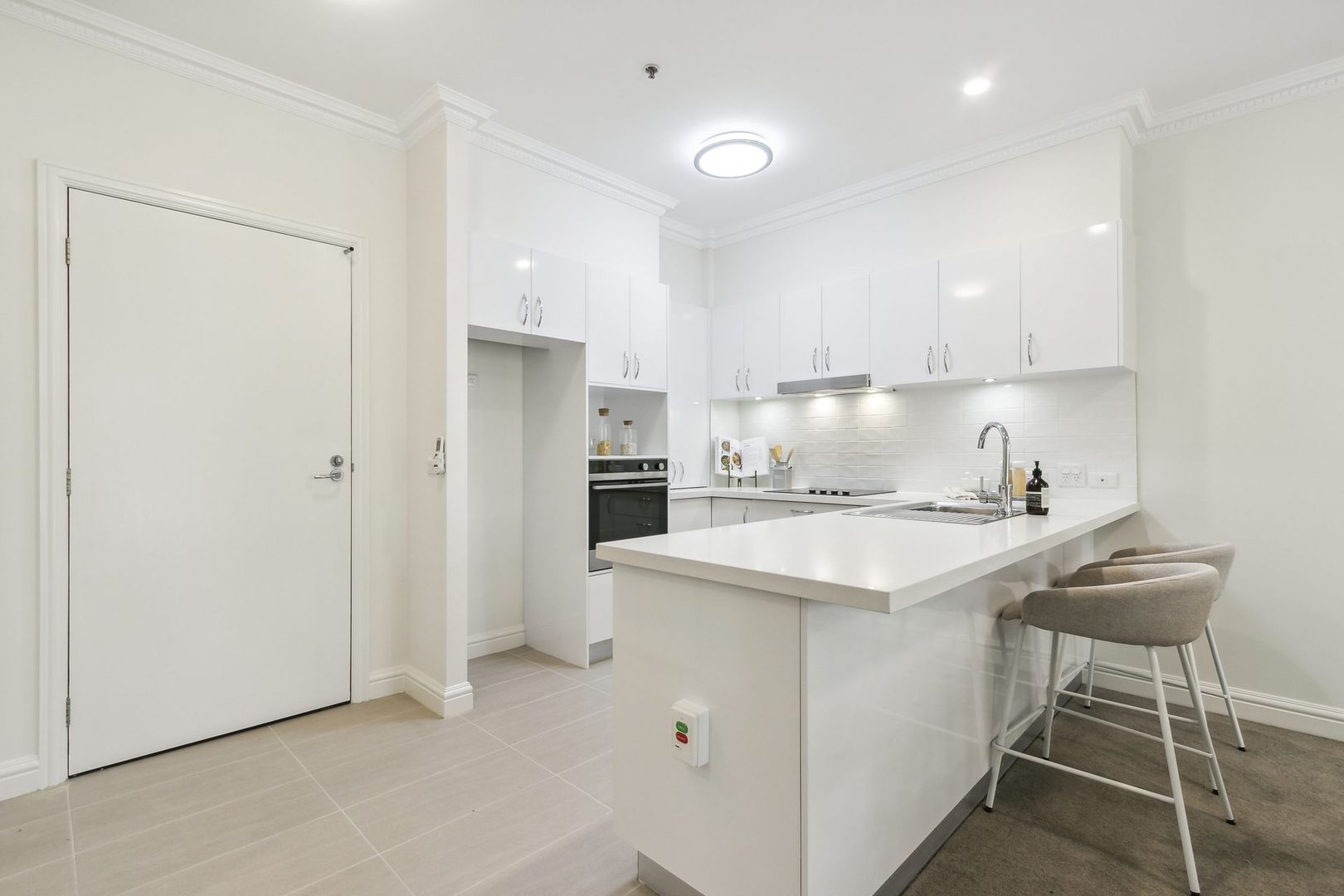 Spacious ground-floor apartment opening onto beautiful garden setting