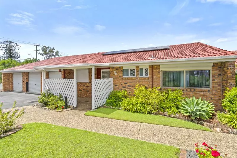 Highly Sought After !!
Beautiful two-bedroom, 1 bathroom villa with attached double garage