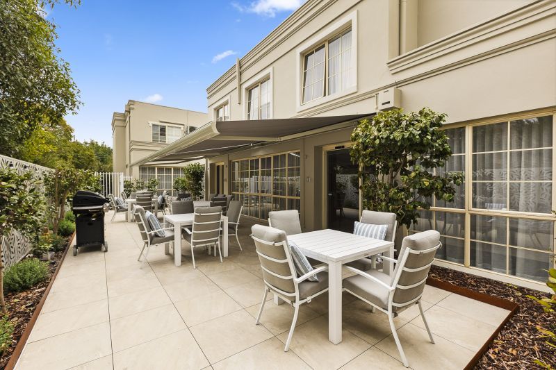 Delightful east-facing, spacious ground-floor one-bedroom apartment
