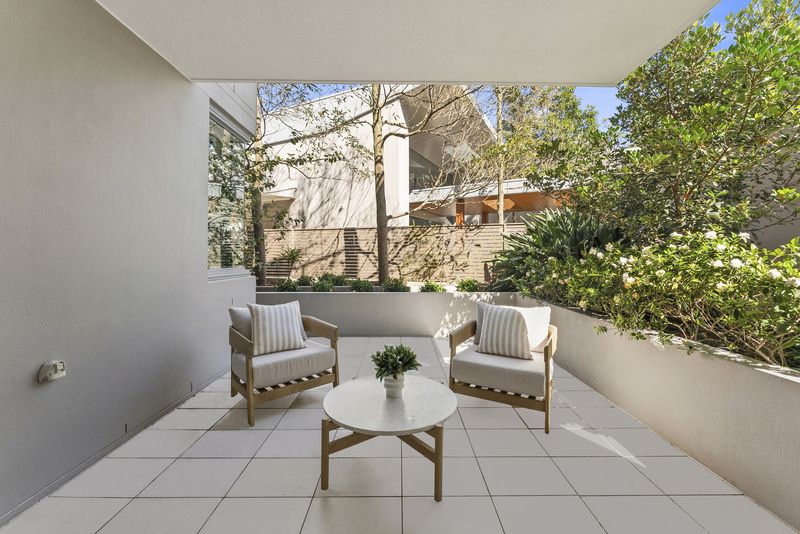 Light-filled Garden Apartment with Space, Privacy and Style