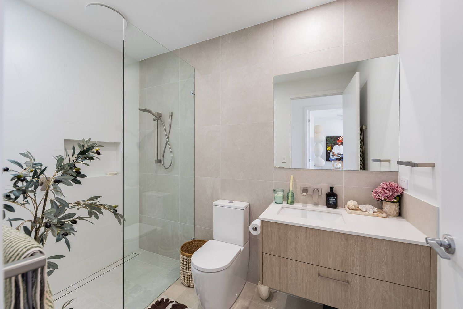 Quiet, Contemporary Living with Privacy and Space