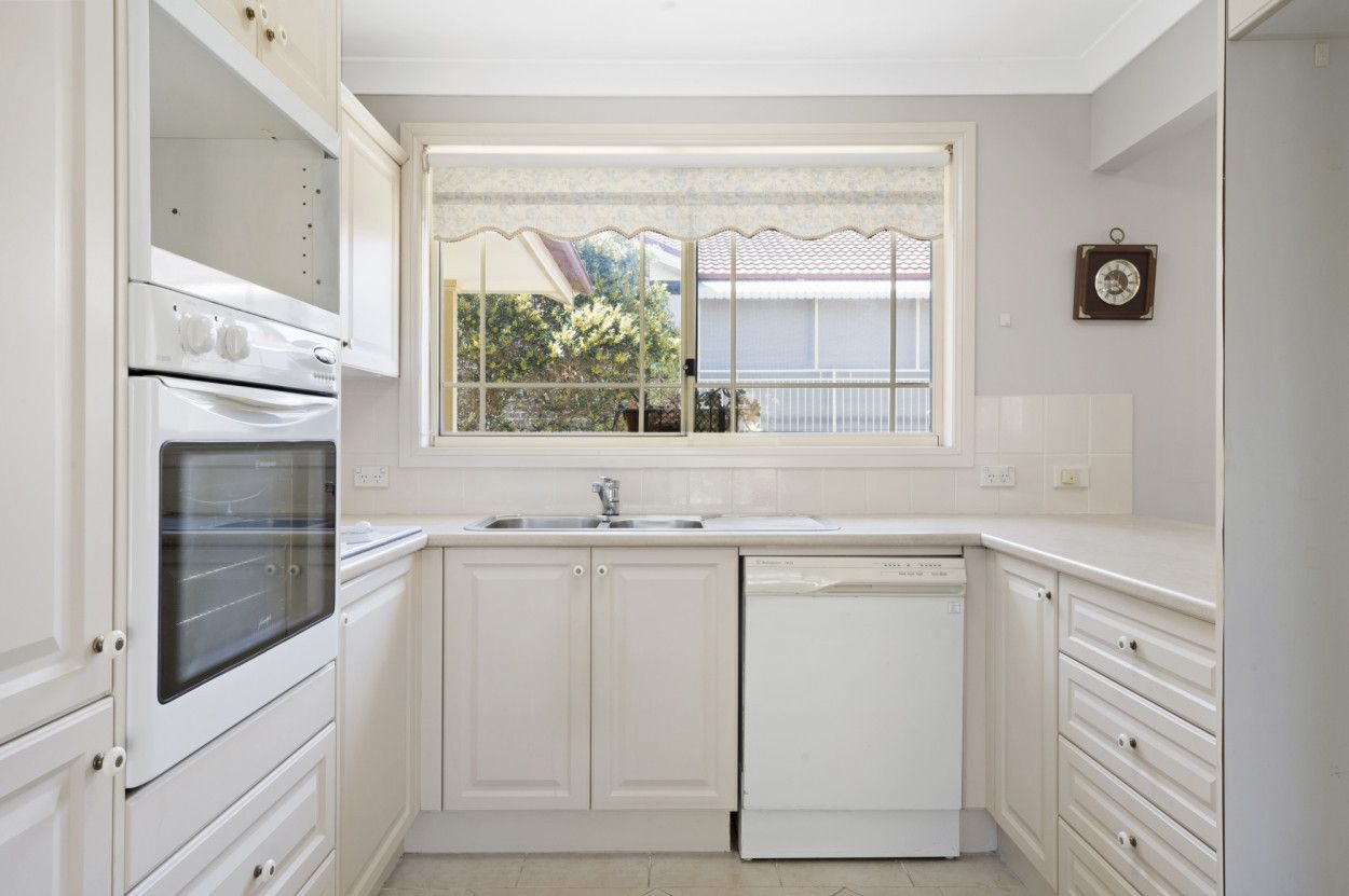 2 Bedroom Retirement– Walk to Round Corner!   