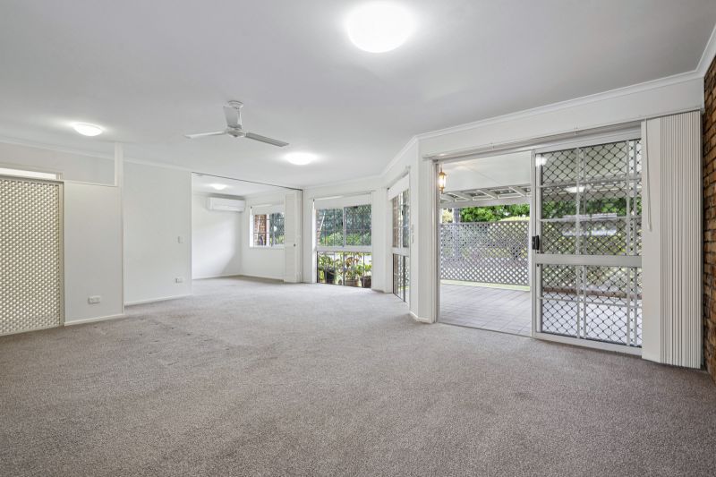 Beautiful two-bedroom, 1 bathroom villa with detached garage