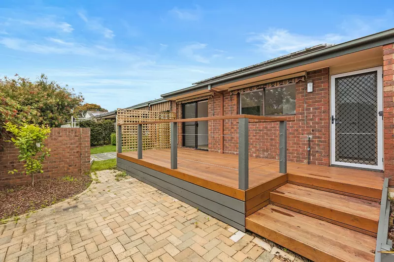 Peaceful Retreat with Garden, Deck and Spacious Garage