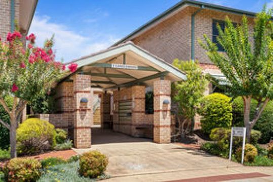 Charming Ground Floor Villa style unit with garden access
