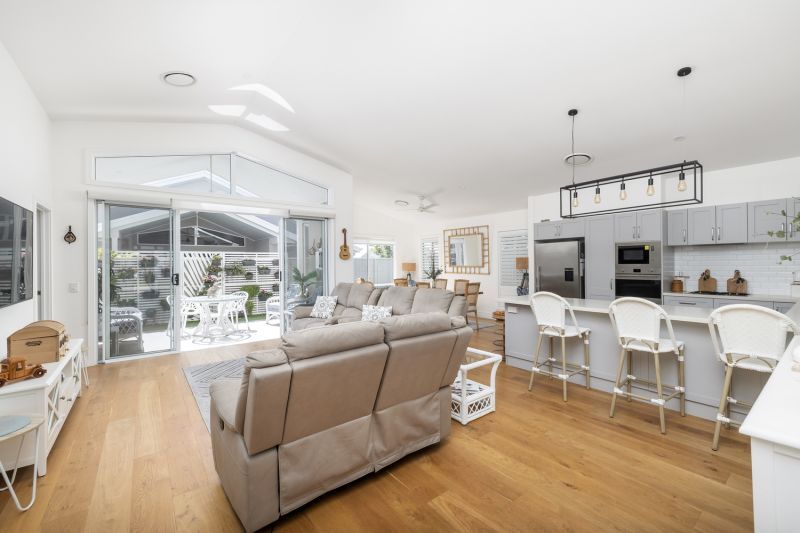 Elegant Three-Bedroom Retreat - Sunlit Alfresco Living