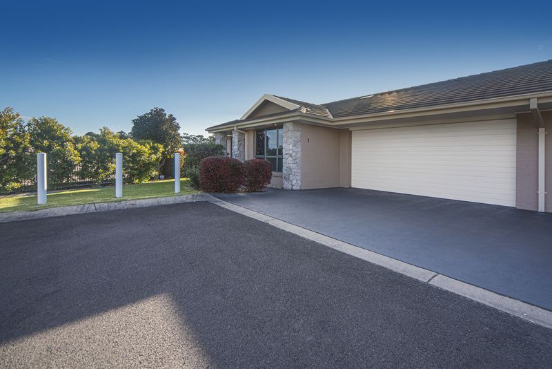 Spacious Coastal Villa with Large Yard and Entertaining Area