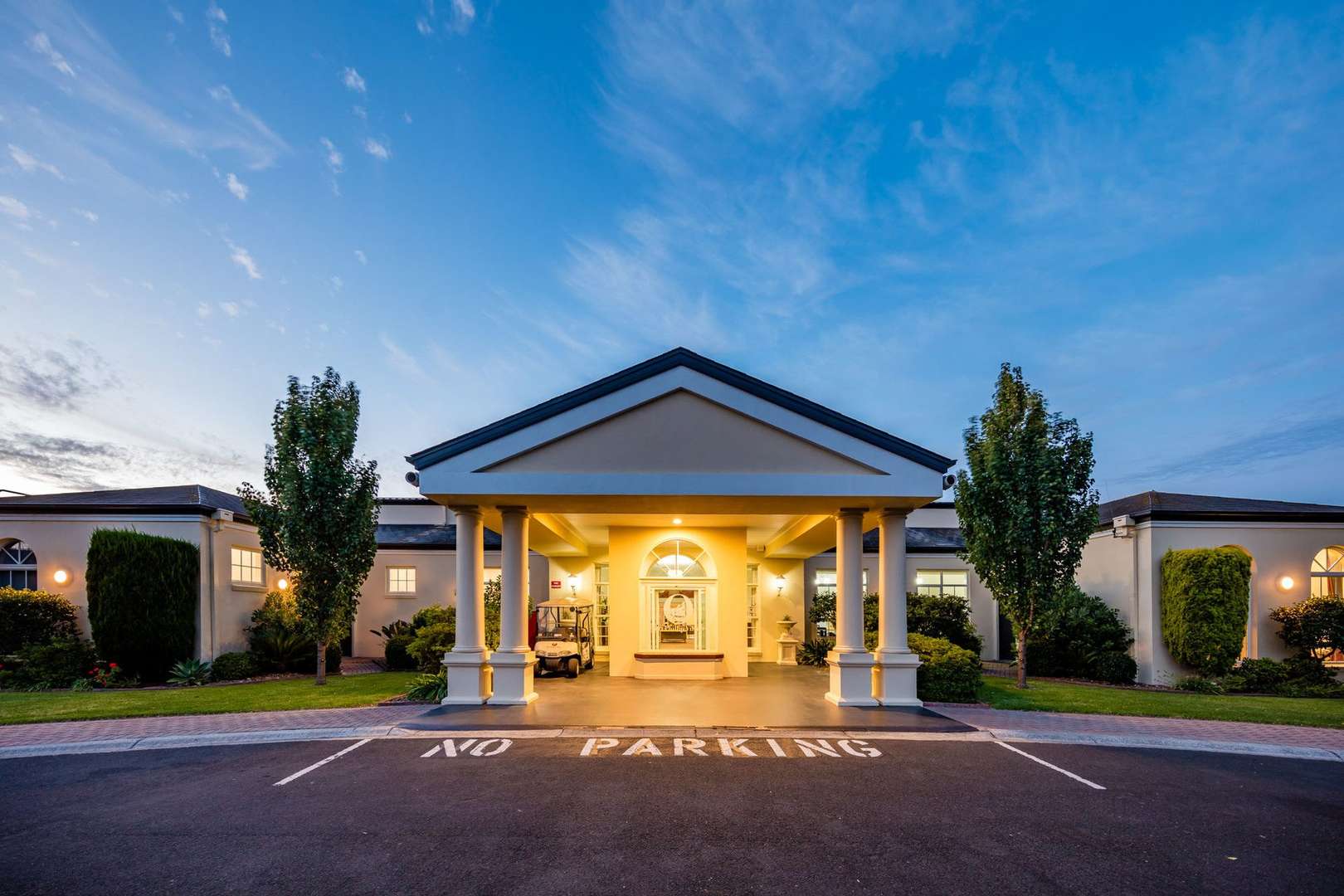 Peaceful Court, Premium Outlook
