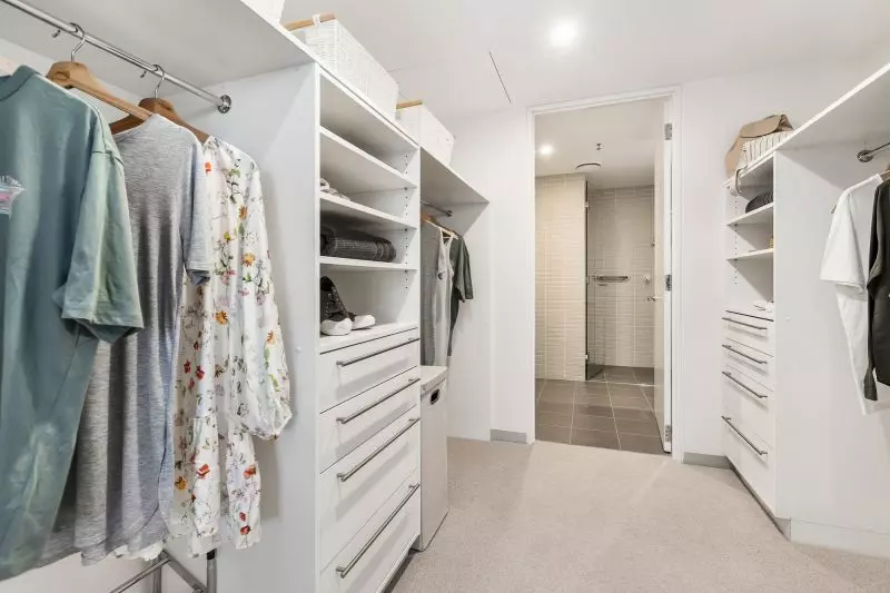 North-facing 2-bedroom apartment with views!