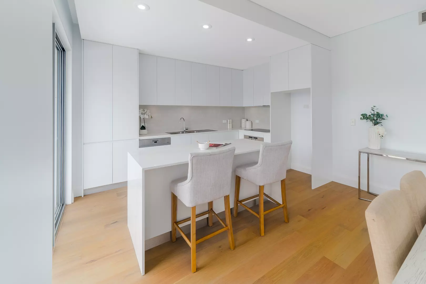 3 Bedroom Penthouse overlooking Woniora Avenue