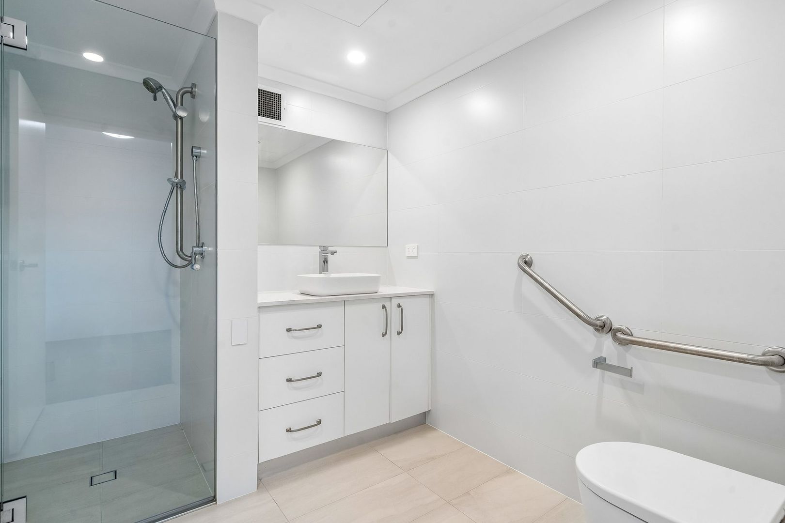 Bright and spacious one-bedroom apartment