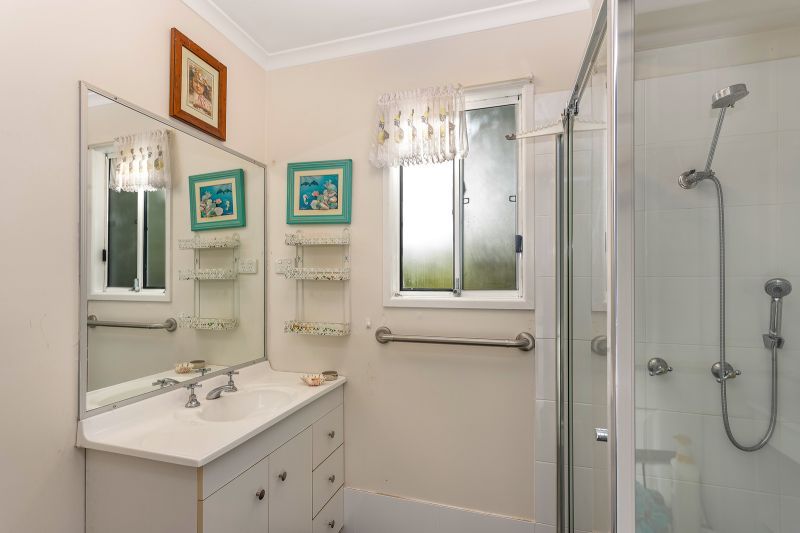 A Gardeners Paradise in Prime Location!