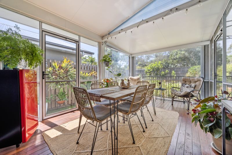 Vibrant Modern Home – Carefree Alfresco Living!