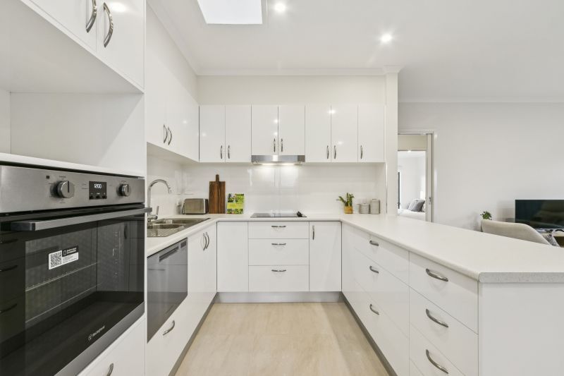 Newly refurbished 2-bed unit with open-plan kitchen
