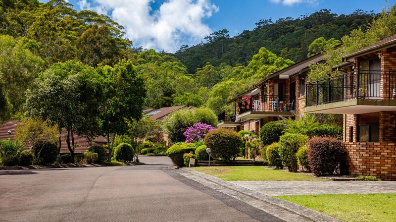 North-Facing Unit: Refreshed Decor, and Spacious Balcony – Contact Agent Today!