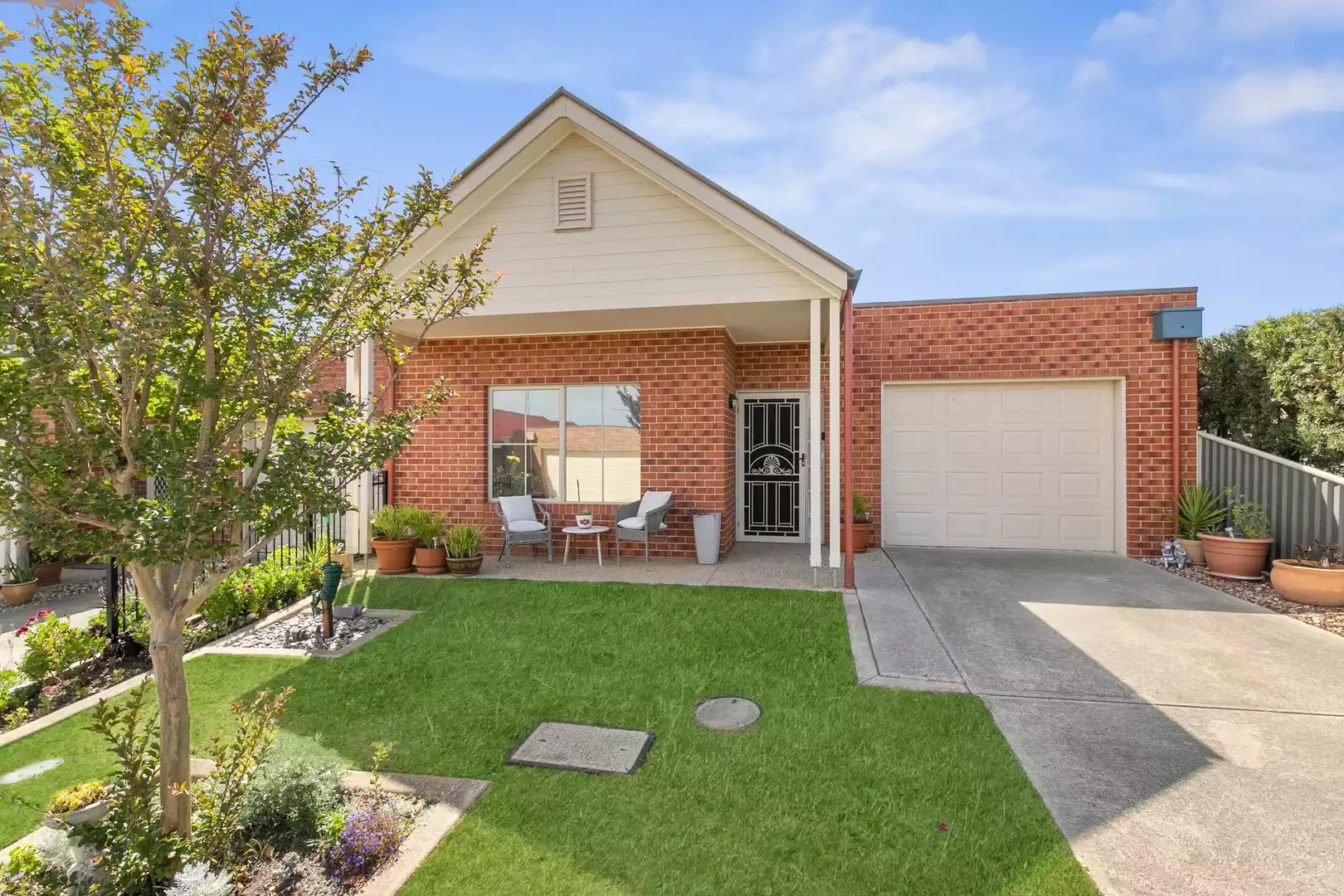 Renovated 2 Bedroom Villa with Views over Geelong