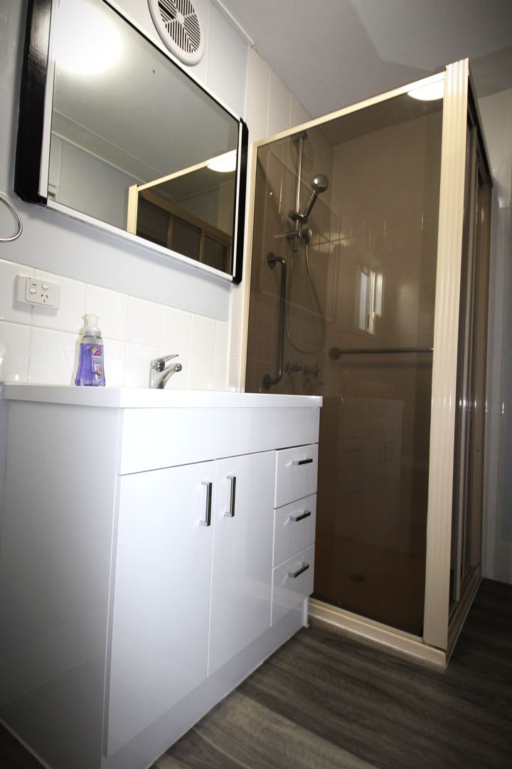 Large 2 Bedroom & 2 car space (small cars only)