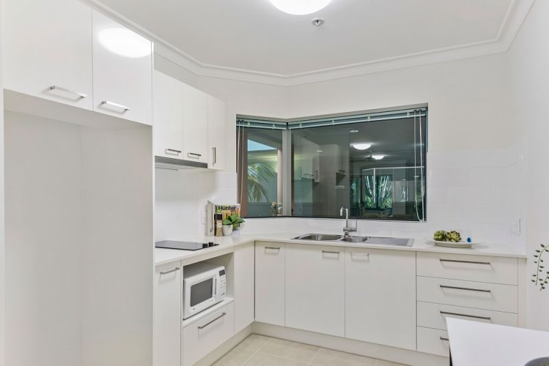 One-bedroom ground floor apartment close to all Manor amenities