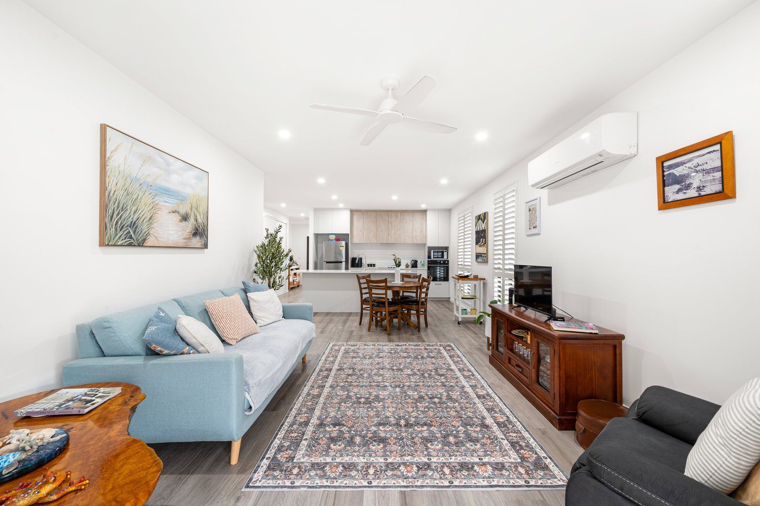 Relaxed Waterfront Community Living