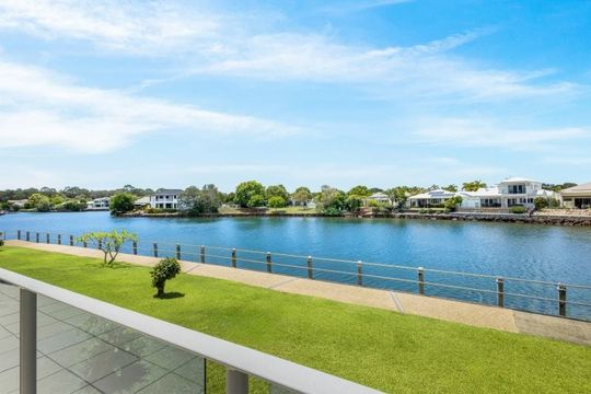 Newly Refurbished, 2-bedroom apartment in Twin Waters