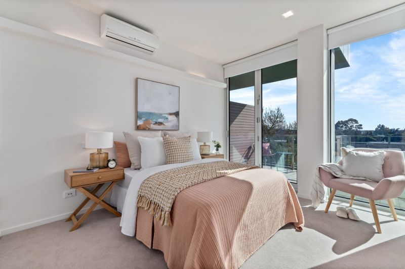 Airy top-floor apartment with stunning north-east views