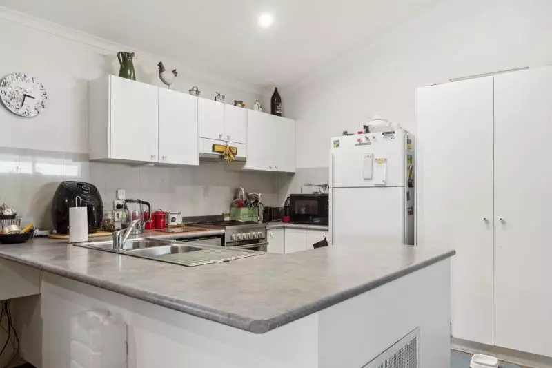 2 Bedrooms – Gardeners Delight!