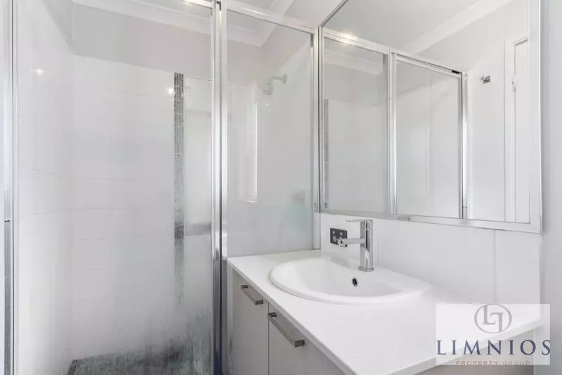 Street Front Stunner !