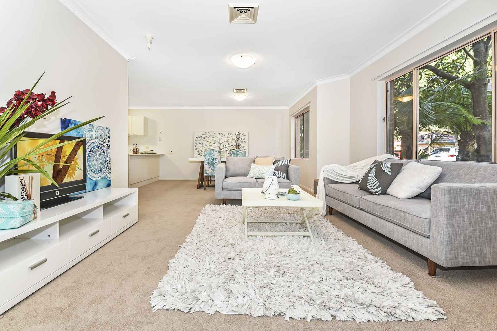 This north facing apartment is sure to impress with views overlooking the stunning Balinese Garden.