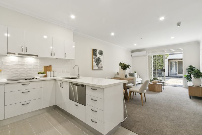 Spacious ground-floor apartment opening onto a sunny courtyard