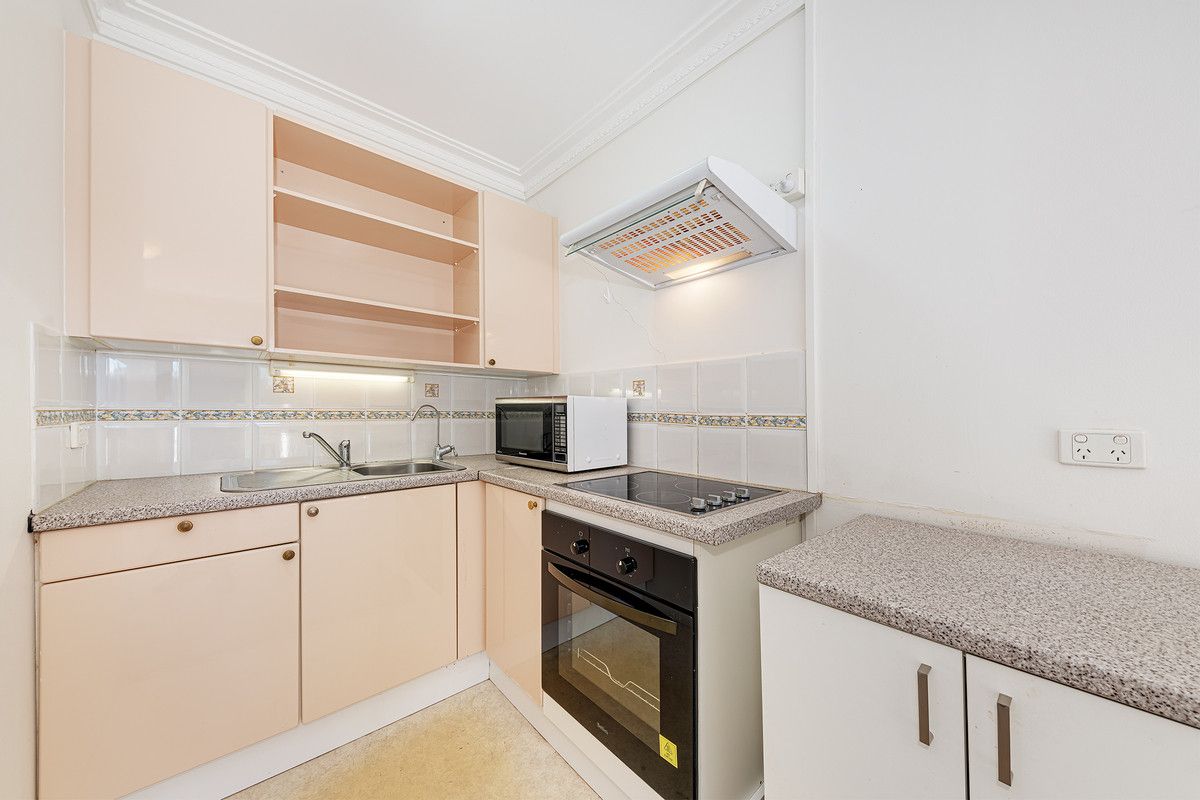 Spacious 1 bedroom Apartment with an Extended Balcony and Garden Outlook
