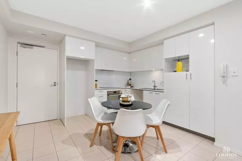 Resort Lifestyle On The City Fringe!