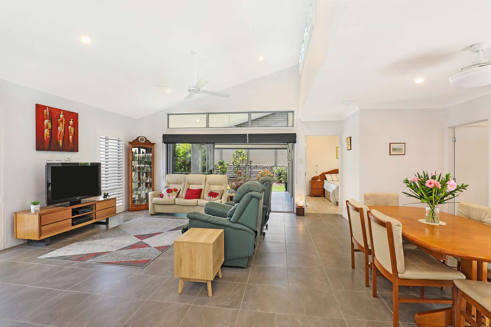 Stylish & Elegant: Nothing to Spend! - V75 Halcyon Lakeside