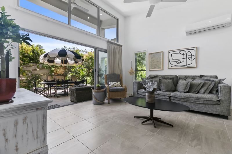 Tropical Oasis- Stunning 2 Bedroom Home + Study