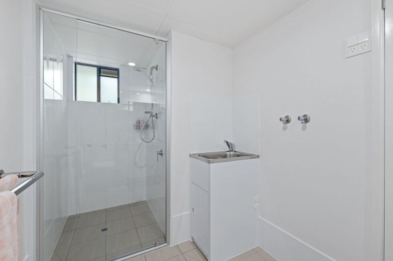 Light filled one-bedroom plus study villa