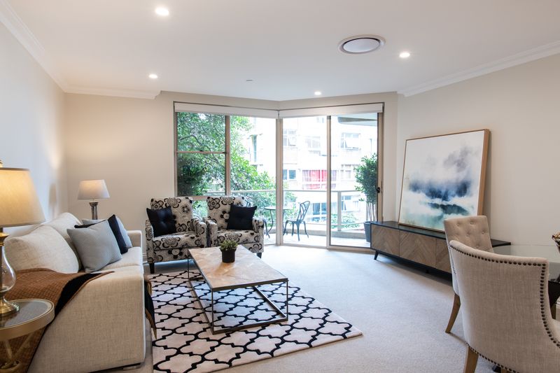 Sunlit Apartment with Harbour Views in Prime City Location