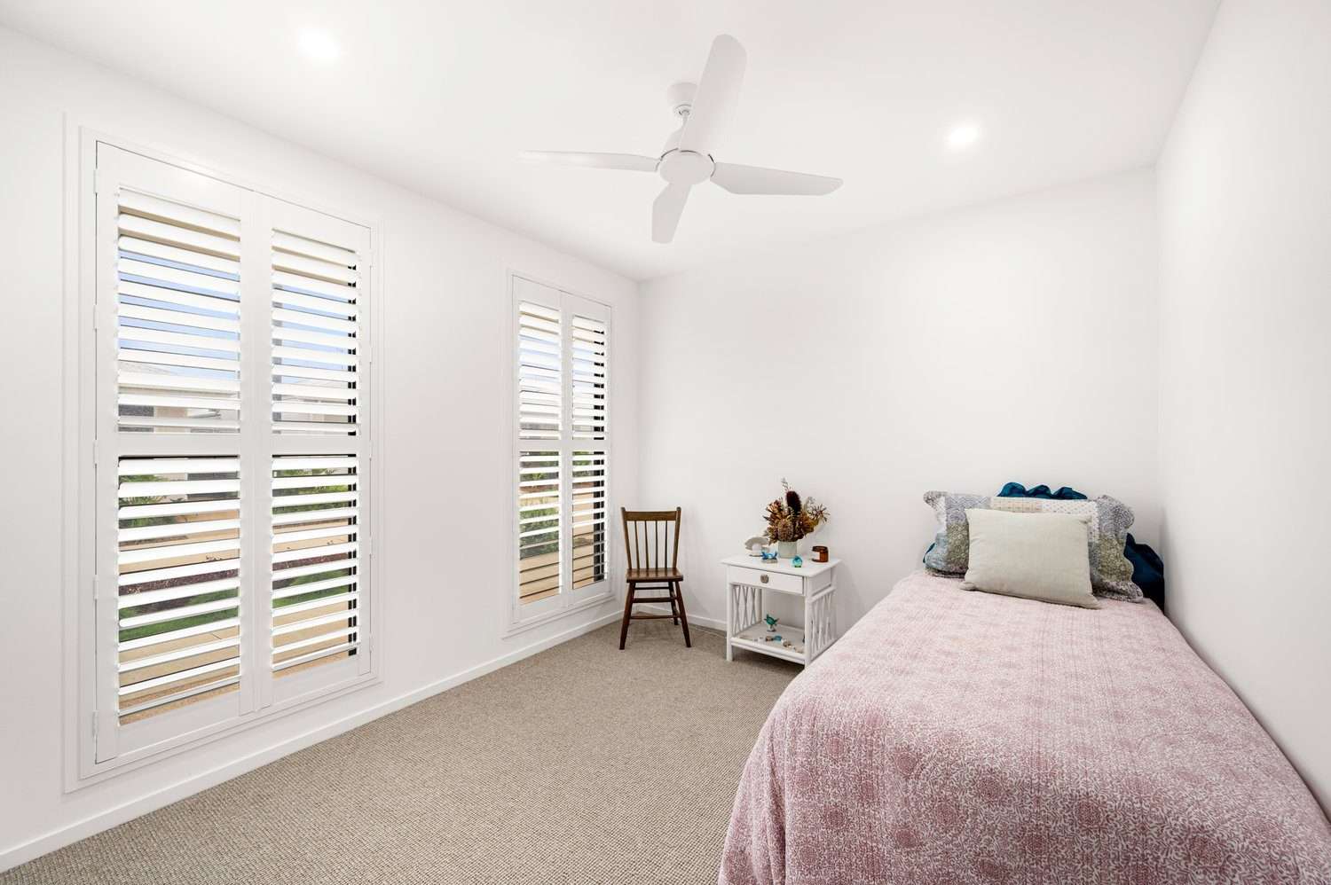 Relaxed Waterfront Community Living