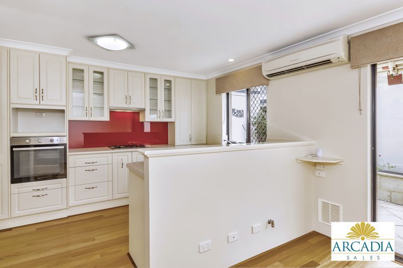 ARCADIA WATERS MADDINGTON - Solid Timber Floors & Feature Kitchen