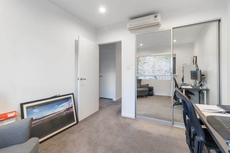 Top Floor Apartment With Views!