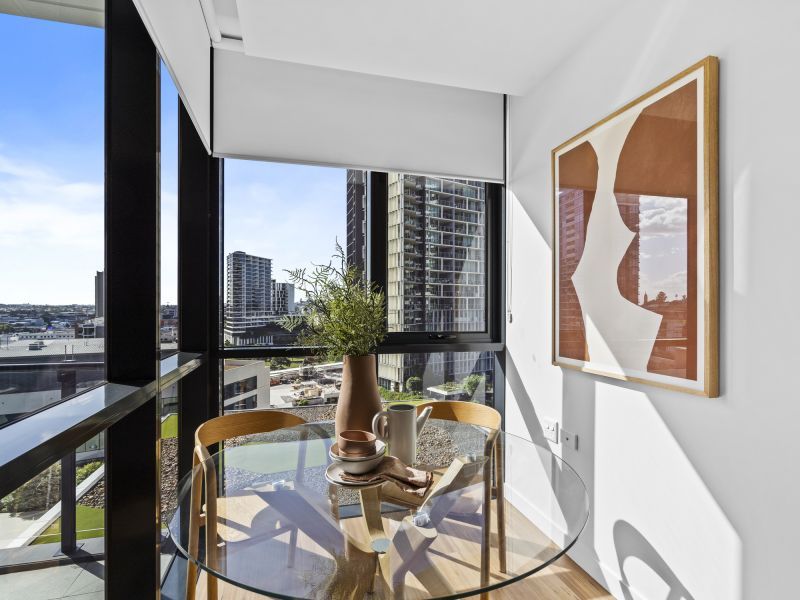 Seamless and light-filled one-bedroom apartment