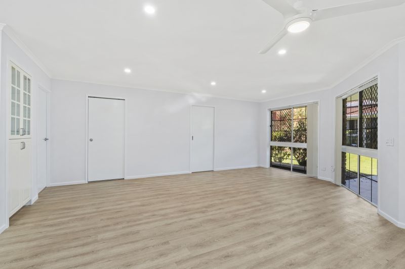Beautiful two-bedroom, 1 bathroom villa with sunroom.