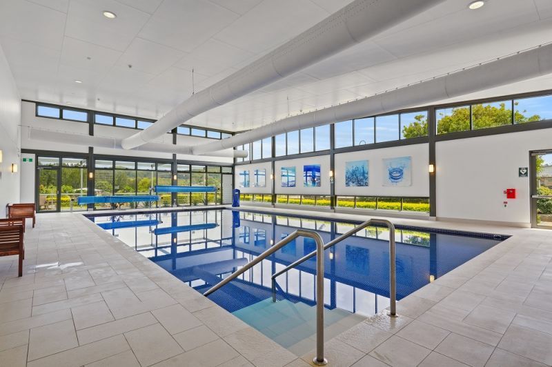 Spacious villa with double lock up garage