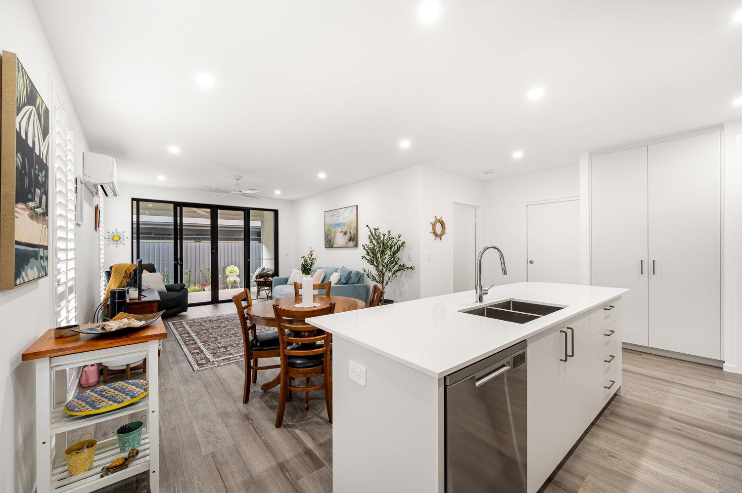 Relaxed Waterfront Community Living