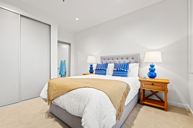 North facing apartment overlooking the bowling green