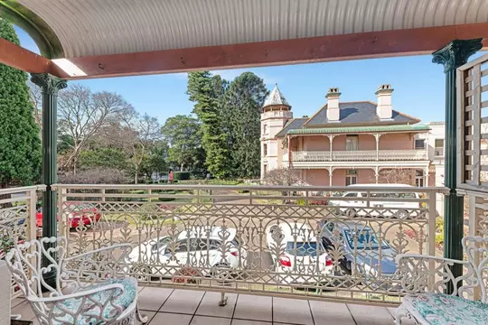 PRIME LOCATION Larger one bedder with added extras