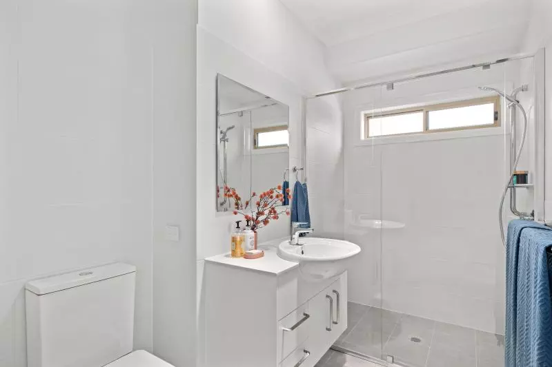 Spacious villa with double lock up garage