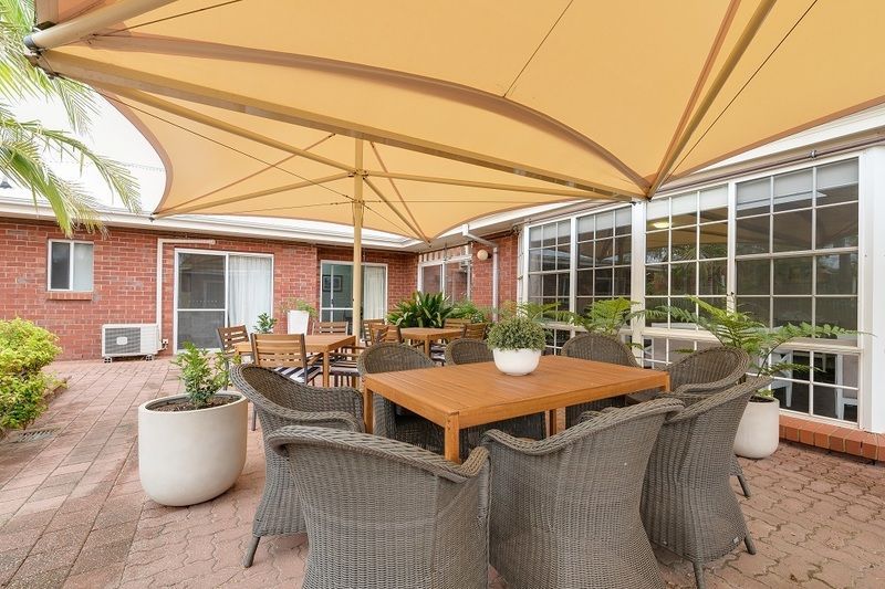 Lovely, bright apartment with entry to courtyard