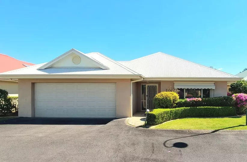 Spacious and Refurbished 3 Bedroom Home - Sovereign Home 165