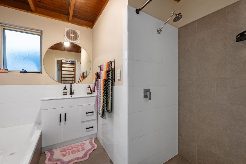 Captivating Cabin-Style  Cottage