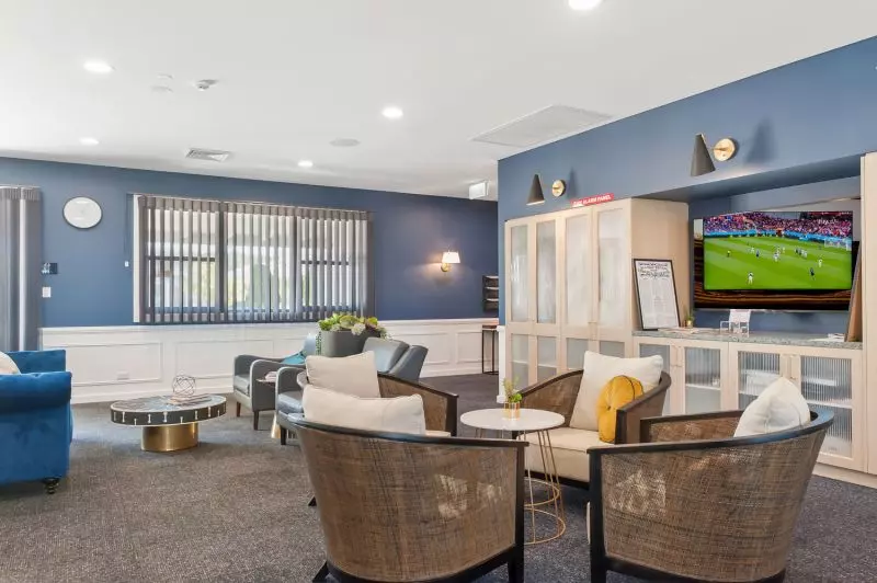 Elegant Three-Bedroom Retreat - Sunlit Alfresco Living